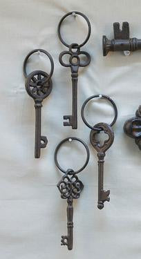 Vintage Skeleton Key Set – Rustic Decorative Keys with Rings (4 Piece Set)