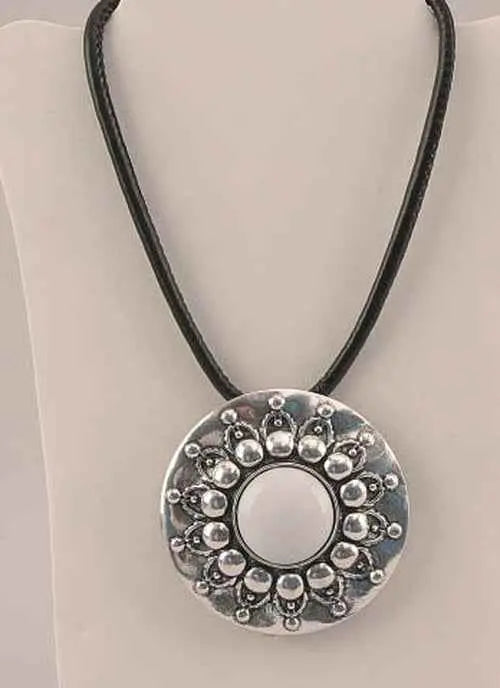 Retro Silver Tone & White Pendant Necklace – Vintage Style Jewelry Gift for Women